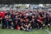 El equipo del Reus FC Reddis celebrando el ascenso de categoría todos juntos.