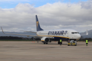 Un avió de Ryanair es prepara per enlairar-se des de la pista de l'aeroport de Girona.