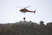 Imatge d'un helicòpter dels Bombers sobre l'incendi de la Selva del Camp.