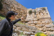 Jordi Abelló davant la Torre de Minerva, al Passeig Arqueològic de Tarragona.