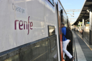 Un tren de Rodalies operat per Renfe a l'estació de Gavà.