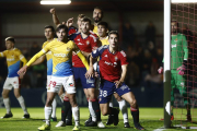 Unai Dufur, en el centro de la imagen, defendiendo a Marc Álvarez en la salida de un córner.