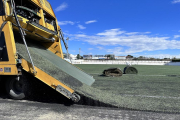 Imatge de les obres de renovació de la gespa artificial del camp de futbol de Torredembarra.