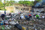 Varias personas trabajan en un vertedero de basura donde se encontraron partes del cuerpo que supuestamente descuartizó