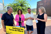 Los candidatos de ERC en el Congreso, Jordi Gaseni y Norma Pujol, y el alcalde de Tivenys, Eladi Galbe, y la de Aldover, Rosalia Pegueroles.