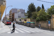 Isla de contenedores, recién limpiada, en una de las calles céntricas de Torredembarra.