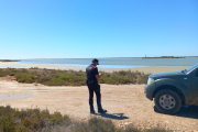 Un mozo realizando varias comprobaciones de un vehículo en la playa del Trabucador.