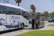 Els autobusos Plana arriben fins davant de l'entrada de l'Aquopolis Costa Daurada.