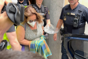 La alcaldesa de Sitges, Aurora Carbonell, sale detenida del Ayuntamiento.
