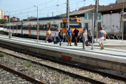 Imagen de archivo de pasajeros bajando en Tortosa de un tren de la línea R16