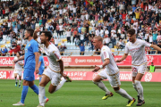 Pablo Trigueros (a l'esquerra) celebrant un gol amb la Cultural Leonesa.