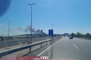 Columna de fum d'un autobús que ha cremat a la T1 de l'aeroport del Prat.