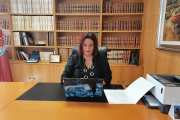 La decana, Estela Martín, trabajando en su despacho en la sede del ICAT.