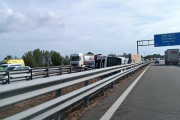 Imatge del camió accidentat a l'AP-7 a l'alçada de Banyeres del Penedès.