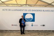 Josep Maria Vallès, regidor de Medi Ambient de Cambrils, amb la bandera blava que reconeix internacional la qualitat de les platges del municipi.