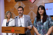 El alcalde de Tortosa, Jordi Jordan, en la sala de prensa del Ayuntamiento flanqueado por la primera teniente de alcalde, Mar Lleixà, y la concejala de Salud, Sònia Rupérez.