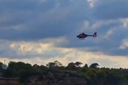 Momento en que el helicóptero de los GRAE de Bombers inicia el rescate en l'Ametlla de Mar.