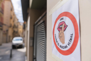 Imatge d'un dels cartells enganxats a una façana, amb el logotip i el missatge dissenyats.