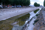 El canal de la Dreta de l'Ebre, baixant buit al seu pas per la ciutat d'Amposta.