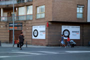 Peatones circulan frente a la fachada del bingo de la plaza Corona de Aragón de Tortosa donde se ha producido el atraco mortal.