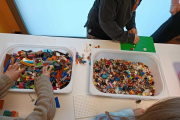 Un grup d'infants, participant en una de les activitats amb Lego promogudes per ambdues entitats.