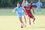 Andy Escudero pressionant un jugador de l'Ibiza durant l'últim amistós.