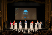 Débora García, Teresa Pallarès, Noemí Llauradó, el moderador Marc Cámara, Sandra Guaita, Daniel Rubio y Mònica Pàmies, en el escenario del Teatro Bartrina.