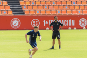 Pol Domingo en el primer entrenament de la pretemporada, sota l'atenta mirada de Dani Vidal.