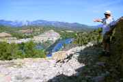 El professor de la URV i director de les excavacions de l'Assut de Tivenys, Jordi Diloli, a la part alta del poblat amb el riu Ebre al fons.