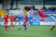 L'atacant del Nàstic, Pablo Fernández buscant el rematen el partit d'anada.