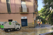 Un camió de la neteja al carrer de l'Enrajolat de Tarragona.