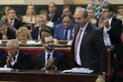 El senador del PP Pedro Rollán recibe el aplauso de su bancada tras ser elegido presidente de la cámara, este jueves, en la sesión constitutiva del Senado.