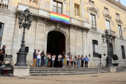 Entitats i Ajuntament en la lectura del manifest amb motiu del Dia Internacional de l'Orgull LGTBI+ a Tarragona.