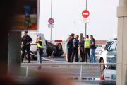 Audi negre on anaven els cinc presumptes terroristes bolcat prop del Club Nàutic de Cambrils.