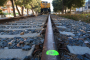 Al fons, una de les màquines que treballa en la retirada de l'antic traçat ferroviari a Miami Platja.