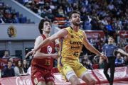 Pablo Aso (rojo) en su debut en la ACB con el Zaragoza.