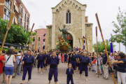 La plaça de l'Església es va omplir de gom a gom per veure l'arribada i l'entrada de la imatge portada pels pescadors.