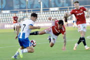 Joan Oriol evitant la centrada d'un jugador de l'Espanyol B.