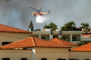 Un helicòpter treballant en l'extinció de l'incendi de Rodes, Grècia.