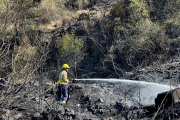 Un bomber remullant part de la zona afectada per l'incendi de Cervelló.

Data de publicació: dissabte 22 de juliol del 2023, 21:55

Localització: Barcelona

Autor: Cedida per José Ignacio Aparicio