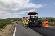 Operarios colocando el nuevo asfalto en la T-240 en la Bisbal del Penedès.