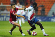 Alexandru Tirlea defensando a Markus Anderson en el partido del último sábado.