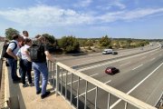 Imatge de la reunió que han tingut aquest matí l'alcalde Pere Virgili i el regidor Manel González amb els encarregats de redactar el projecte.