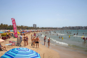 Fotografia d'arxiu de la platja de Salou, plena de gom a gom, aquest mes de juliol.