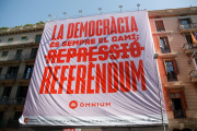 Òmnium Cultural desplega una pancarta gegant al centre de Barcelona reclamant un referèndum a l'Estat.