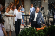 Jordi Turull, Anna Erra i Laura Borràs, fent l'ofrena floral al monument a Rafael Casanova de Barcelona.