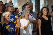 La presidenta de l'ANC, Dolors Feliu, al centre, durant l'ofrena al monument de Rafael de Casanova.