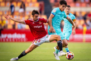 David Concha robándole la pelota al jugador del Barça Atlètic, Héctor Fort.