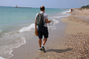 Iván Cáceres, investigador del Laboratorio de Ingeniería Marítima de la Universidad Politécnica de Cataluña, de espaldas, haciendo una barometría en la playa de Altafulla.