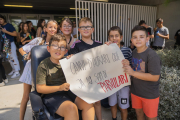 Estudiants, pares i mares es van concentrar ahir a les portes del centre.